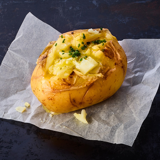 Gepofte aardappel met kruidenboter